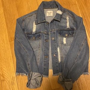 Cropped denim jeans jacket - distressed / frayed hem